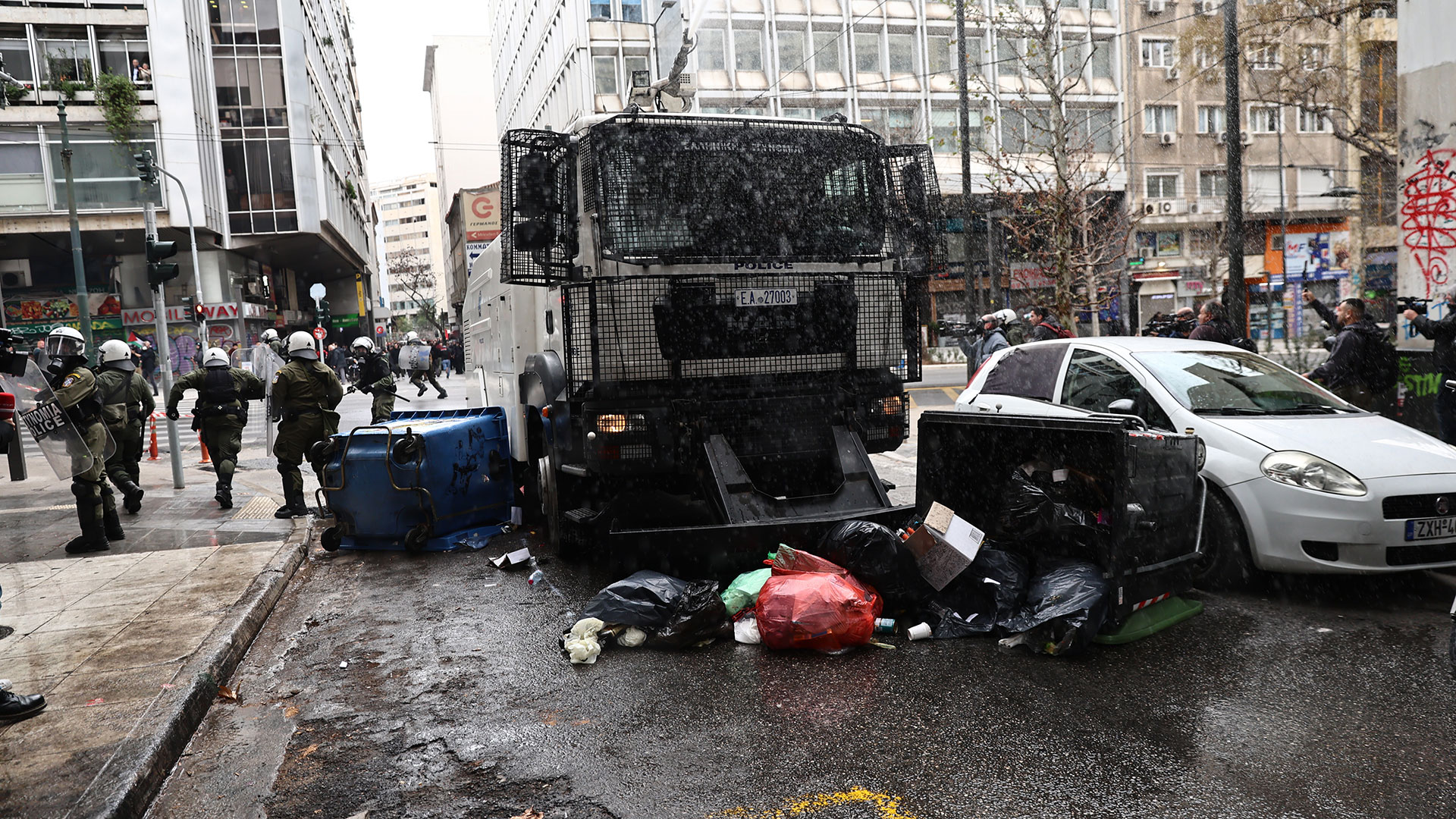 Τέμπη: Ανοιξαν οι δρόμοι στο κέντρο της Αθήνας – Επεισόδια μετά την πορεία, 6 συλλήψεις-6
