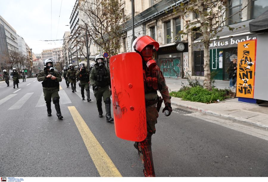 Επεισόδια σε Σύνταγμα και Ομόνοια μετά την πορεία για τα Τέμπη-2