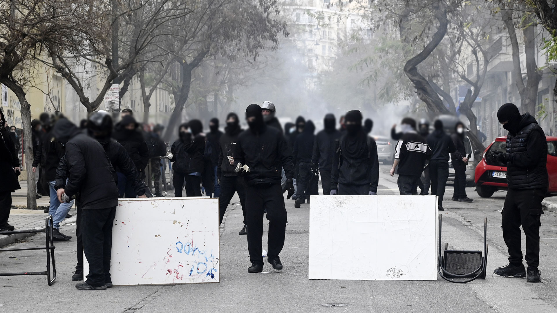 Τέμπη: Ανοιξαν οι δρόμοι στο κέντρο της Αθήνας – Επεισόδια μετά την πορεία, 6 συλλήψεις-7