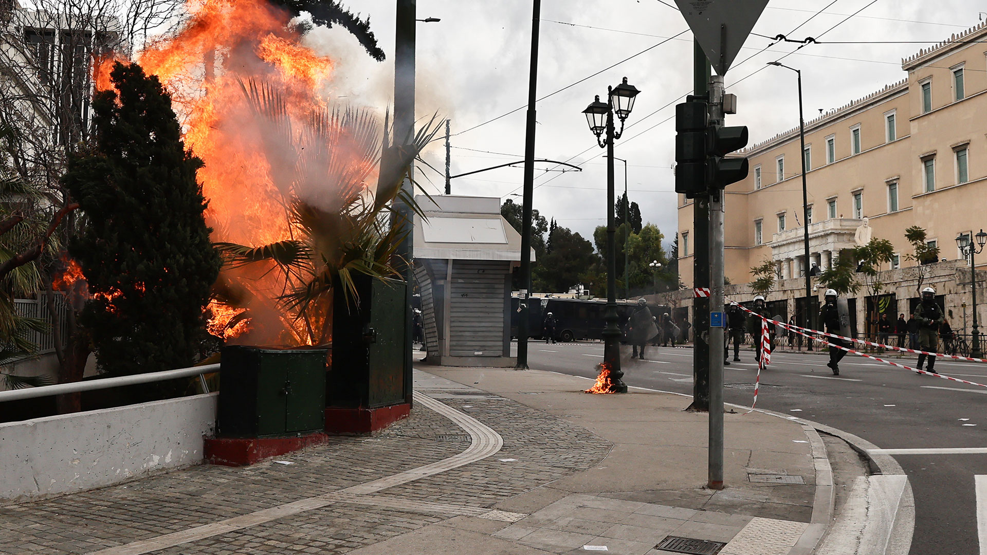 Τέμπη: Ανοιξαν οι δρόμοι στο κέντρο της Αθήνας – Επεισόδια μετά την πορεία, 6 συλλήψεις-4