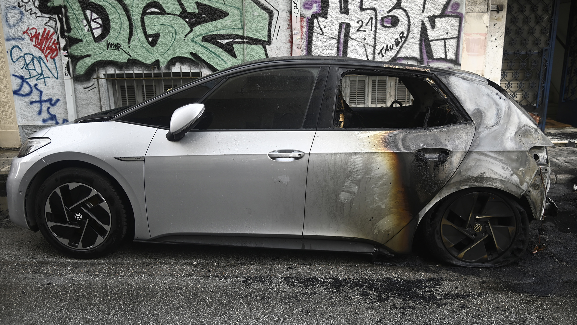 Μπαράζ εμπρησμών στα Εξάρχεια – Στις φλόγες αυτοκίνητα-1