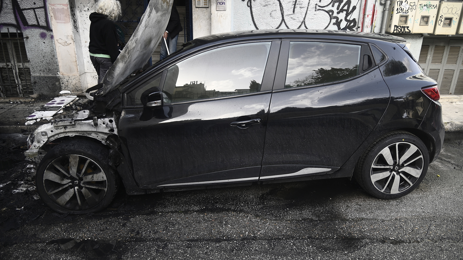 Μπαράζ εμπρησμών στα Εξάρχεια – Στις φλόγες αυτοκίνητα-4