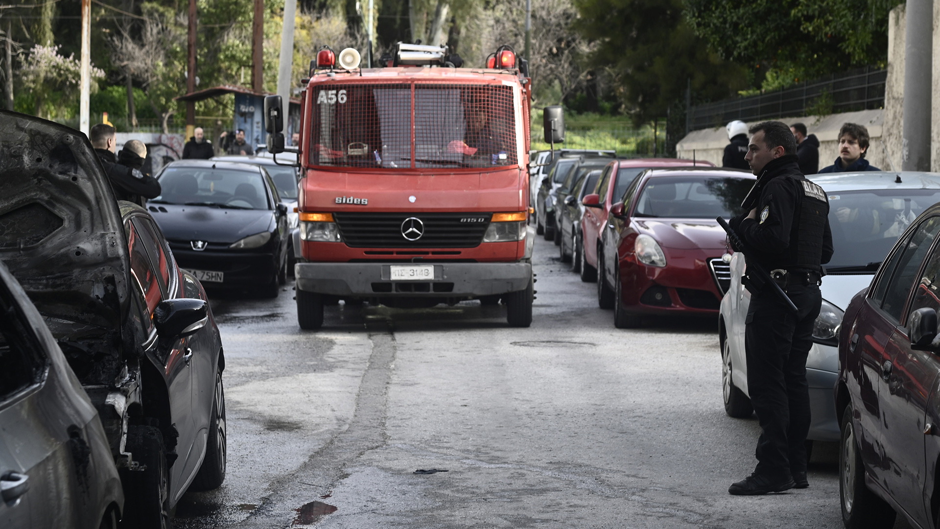 Μπαράζ εμπρησμών στα Εξάρχεια – Στις φλόγες αυτοκίνητα-3