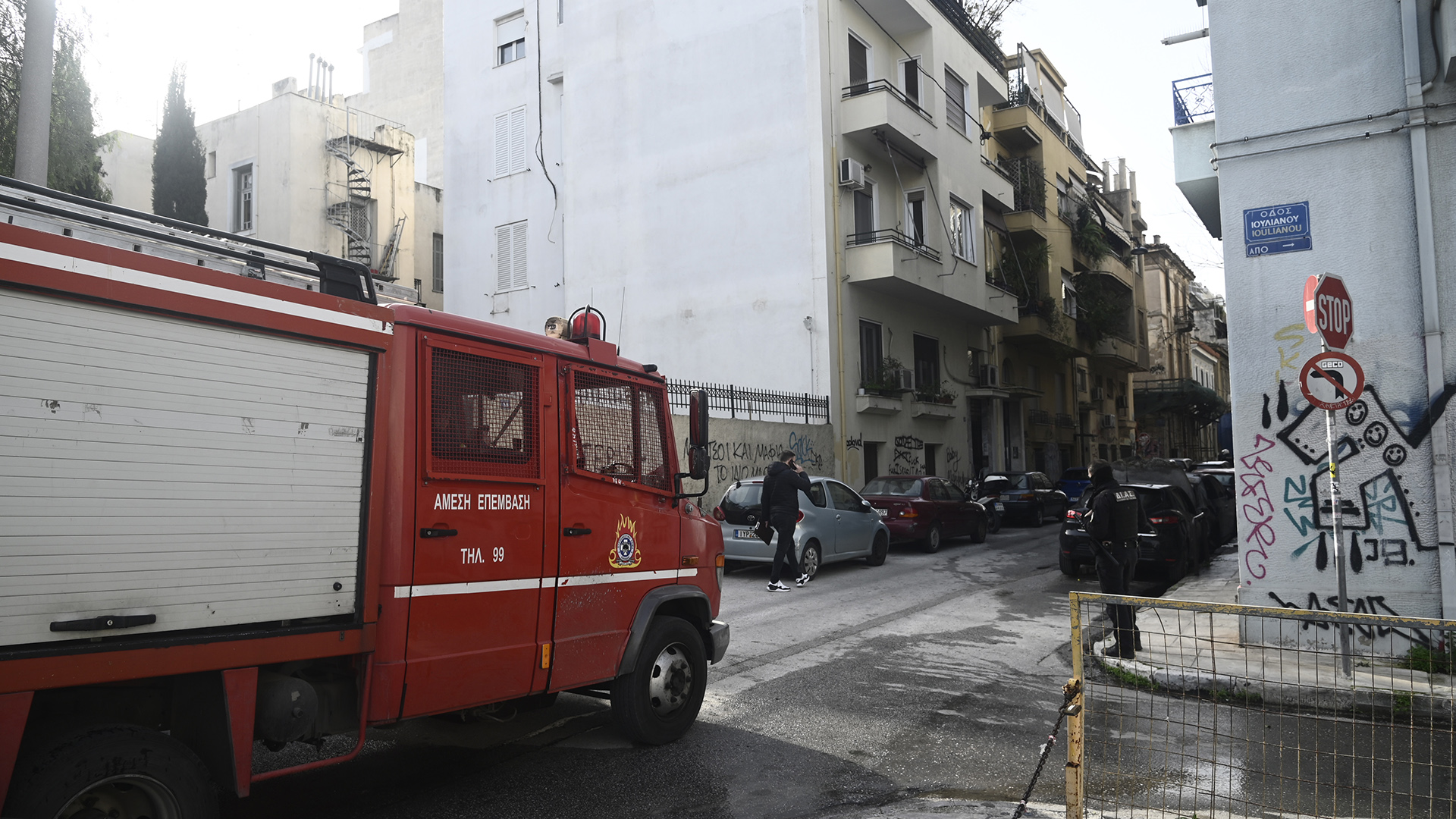 Μπαράζ εμπρησμών στα Εξάρχεια – Στις φλόγες αυτοκίνητα-2