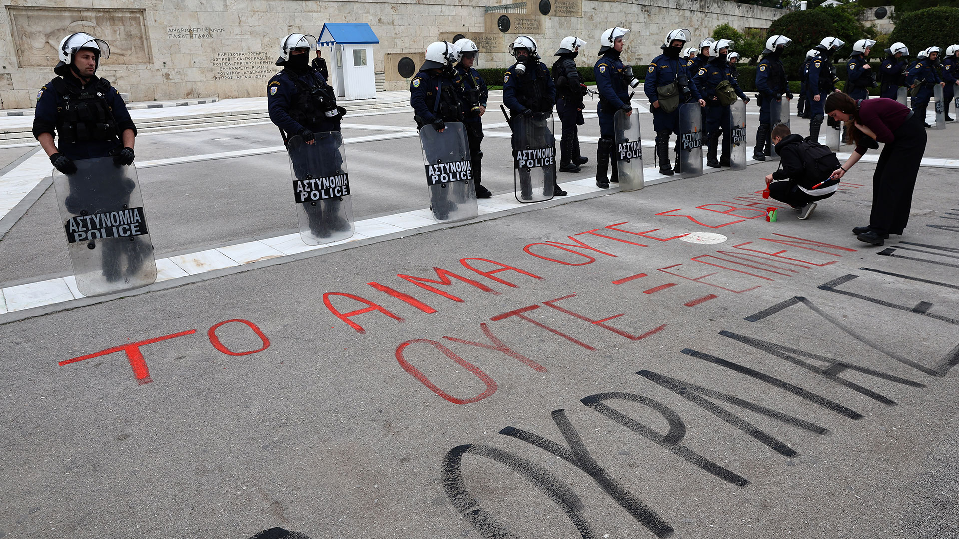 Τέμπη: Φοιτητές έγραψαν ξανά τα ονόματα των θυμάτων μπροστά από τη Βουλή-3