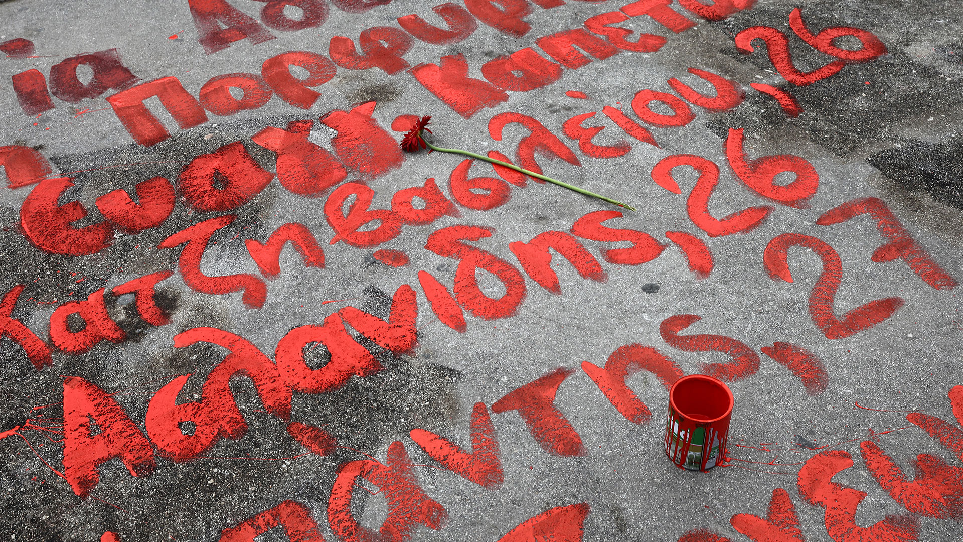 Τέμπη: Φοιτητές έγραψαν ξανά τα ονόματα των θυμάτων μπροστά από τη Βουλή-2