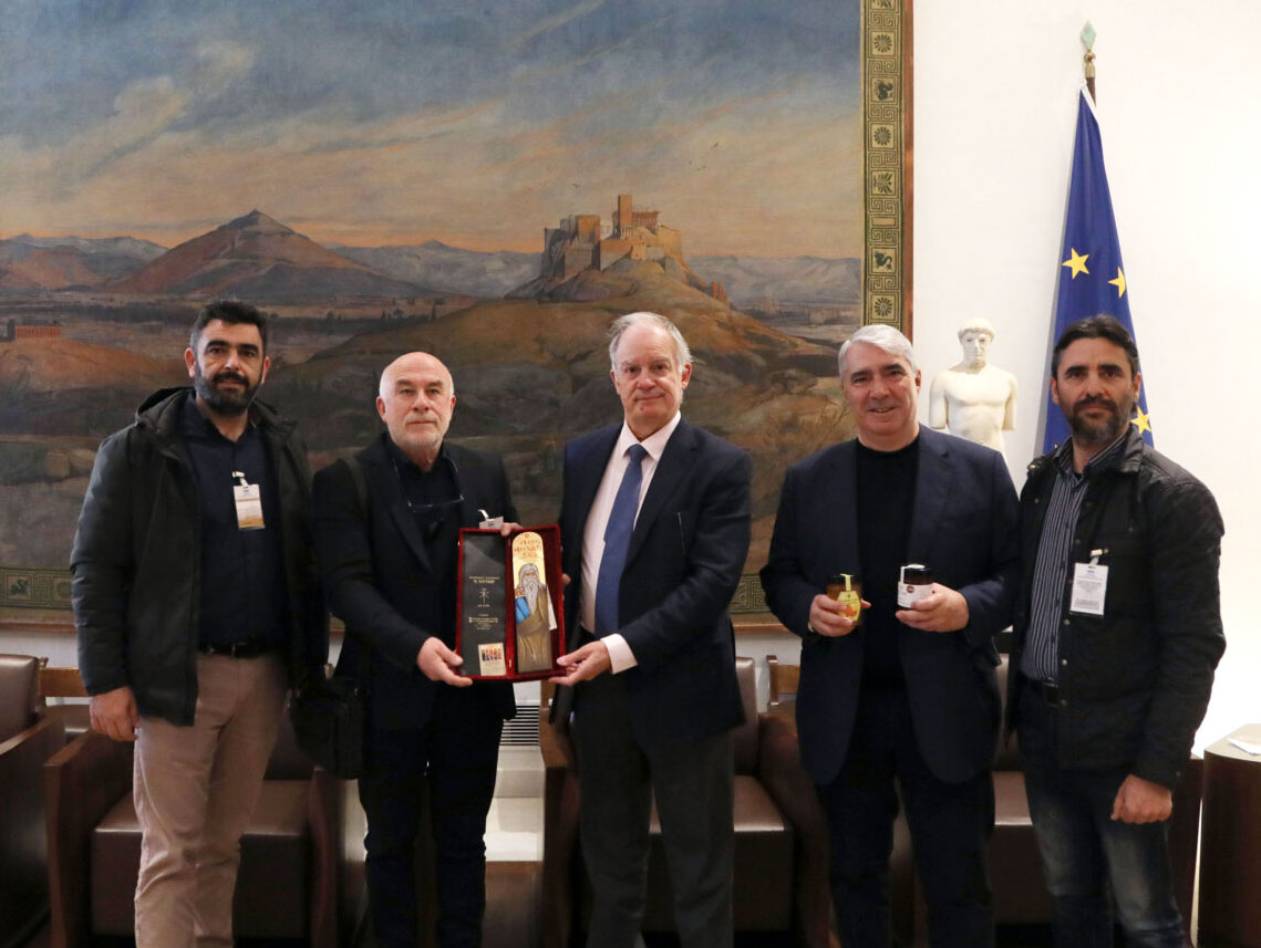 Oι κυψέλες που μοιάζουν με κάλπες και ο viral απόμαχος Μετσοβίτης-1