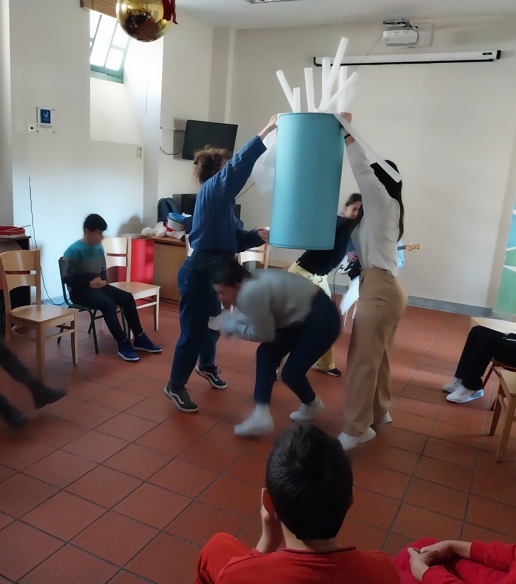 Μικροί μαθητές χτίζουν γέφυρες με την κοινωνία-1