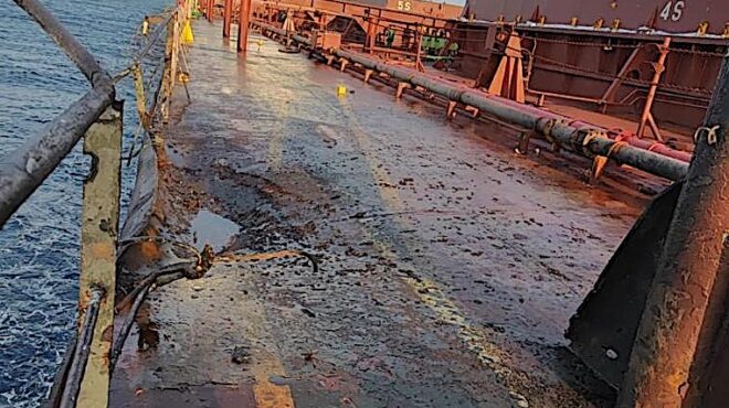 φορτηγό-πλοίο-υπό-ελληνική-σημαία-δέχ-562890499