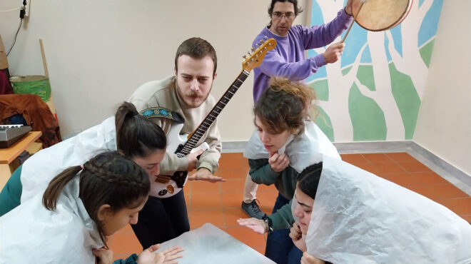 μικροί-μαθητές-χτίζουν-γέφυρες-με-την-562886884