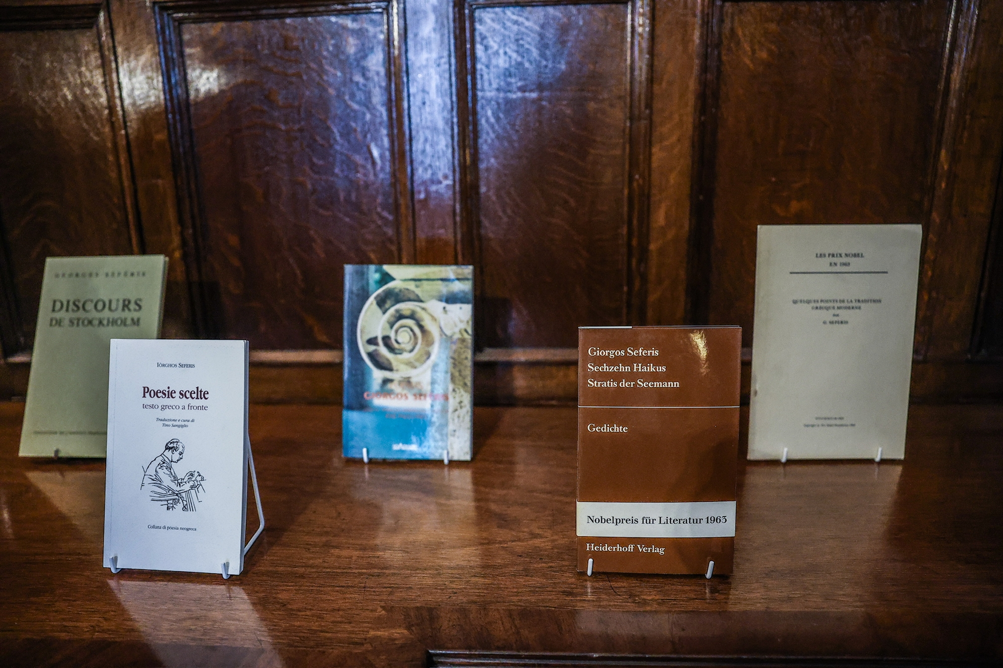 Η Πρόεδρος και η έκθεση στο γραφείο του Σεφέρη-1