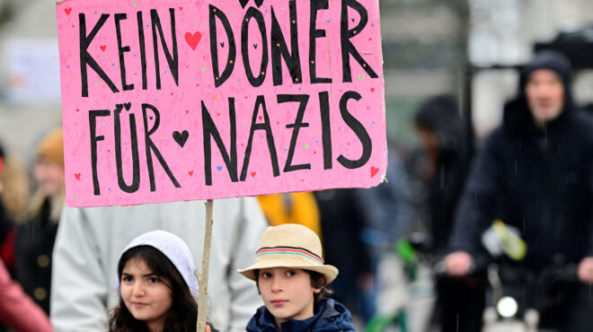 γερμανία-δεκάδες-χιλιάδες-άνθρωποι-δ-562902355