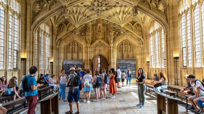 οι-φοιτητές-εδώ-μας-χορεύουν-στο-ταψί-562901407