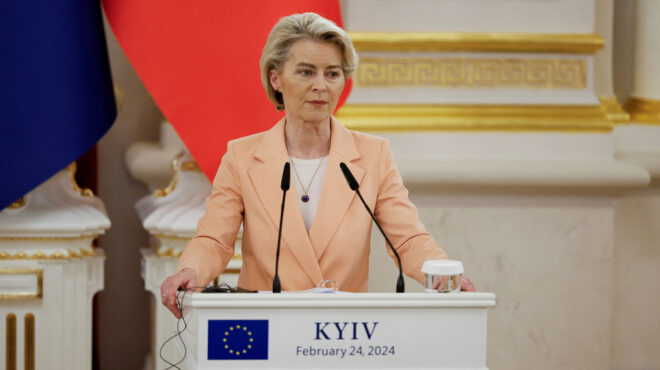 η-φον-ντερ-λάιεν-παρέδωσε-οχήματα-στις-562901893