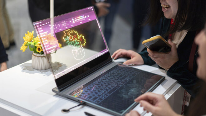 κινητά-που-λυγίζουν-και-3d-tablets-562908316