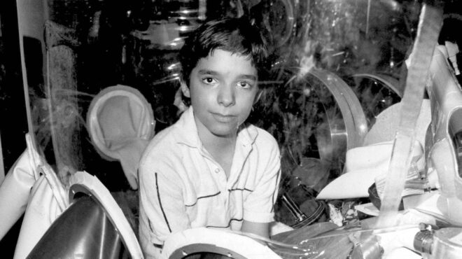 το-παιδί-που-δεν-άγγιξε-ποτέ-τον-κόσμο-562870966