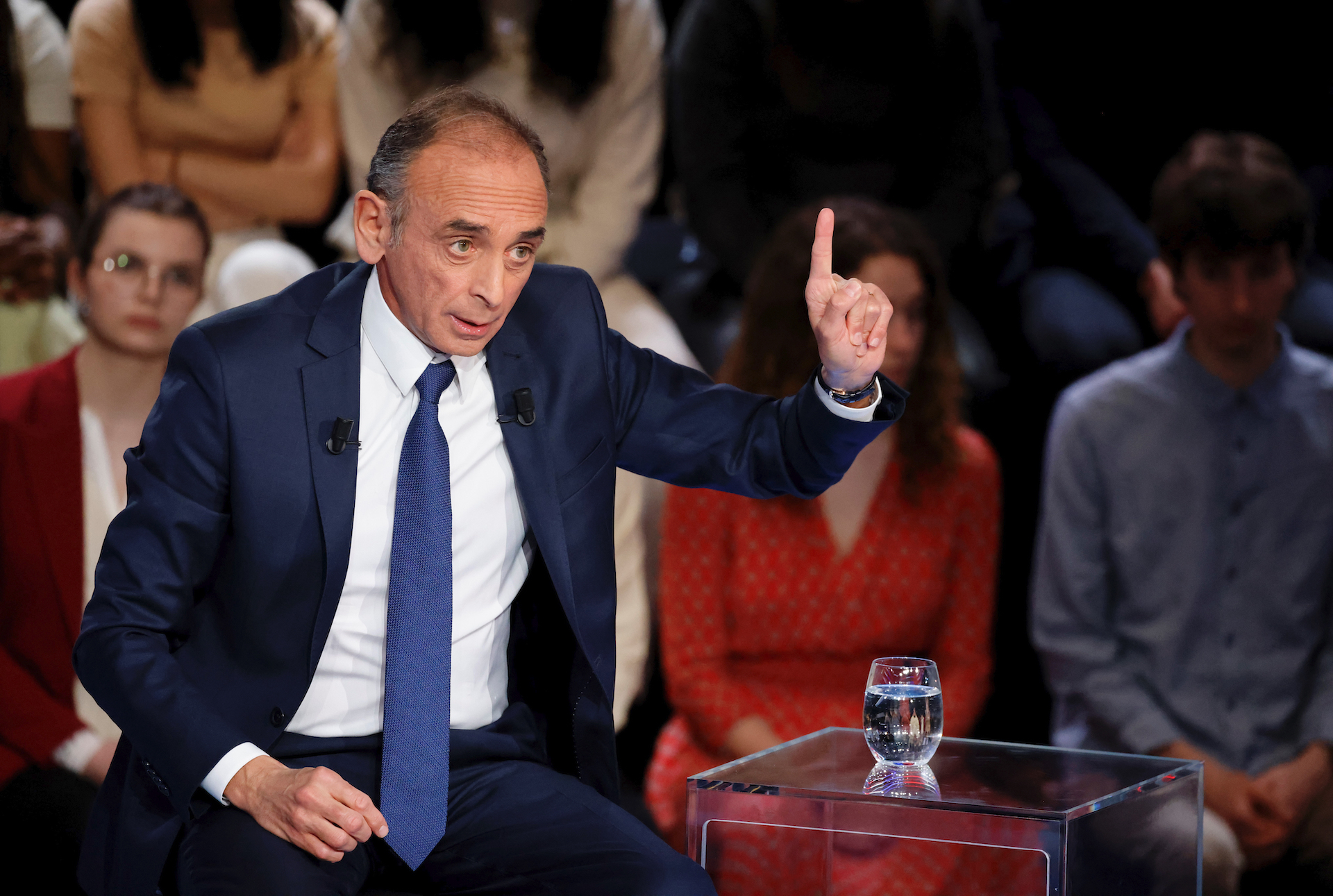 Δημοσκόπηση: Η γαλλική ακροδεξιά οδεύει προς σαρωτική νίκη στις ευρωεκλογές-1