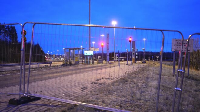 χιλιάδες-μετανάστες-στα-σύνορα-της-ρω-562893235