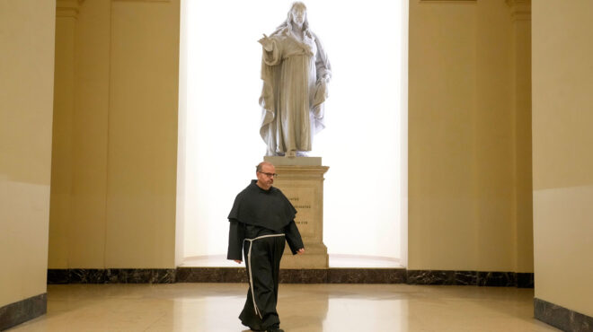 ο-πάπας-που-έσπασε-πρωτόκολλα-και-παρα-562881415