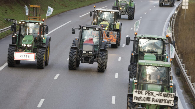 η-ε-ε-τοποθετεί-ψηλά-τον-πήχυ-της-πράσι-562868521