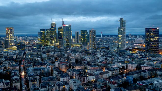 σύννεφα-πάνω-από-τη-γερμανική-οικον-562896550