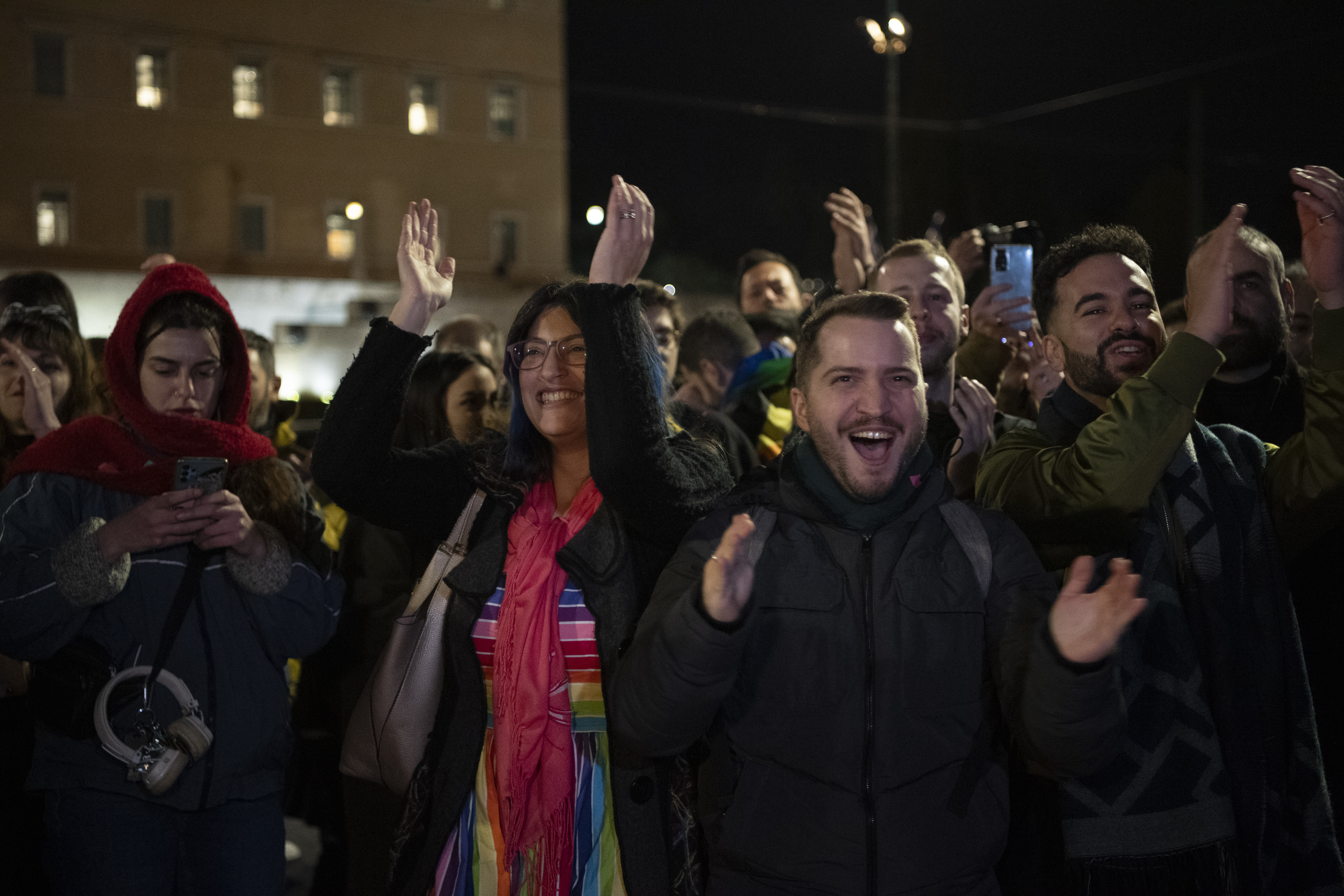 Νομοσχέδιο για ομόφυλα ζευγάρια: Αγκαλιές στα θεωρεία, πανηγυρισμοί στο Σύνταγμα-14
