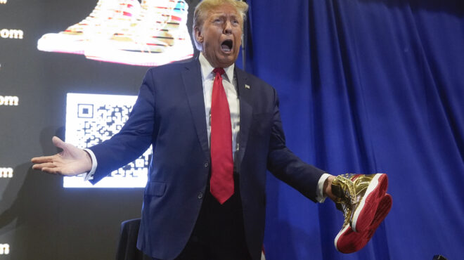 ο-τραμπ-πουλάει-αθλητικά-παπούτσια-γ-562891504