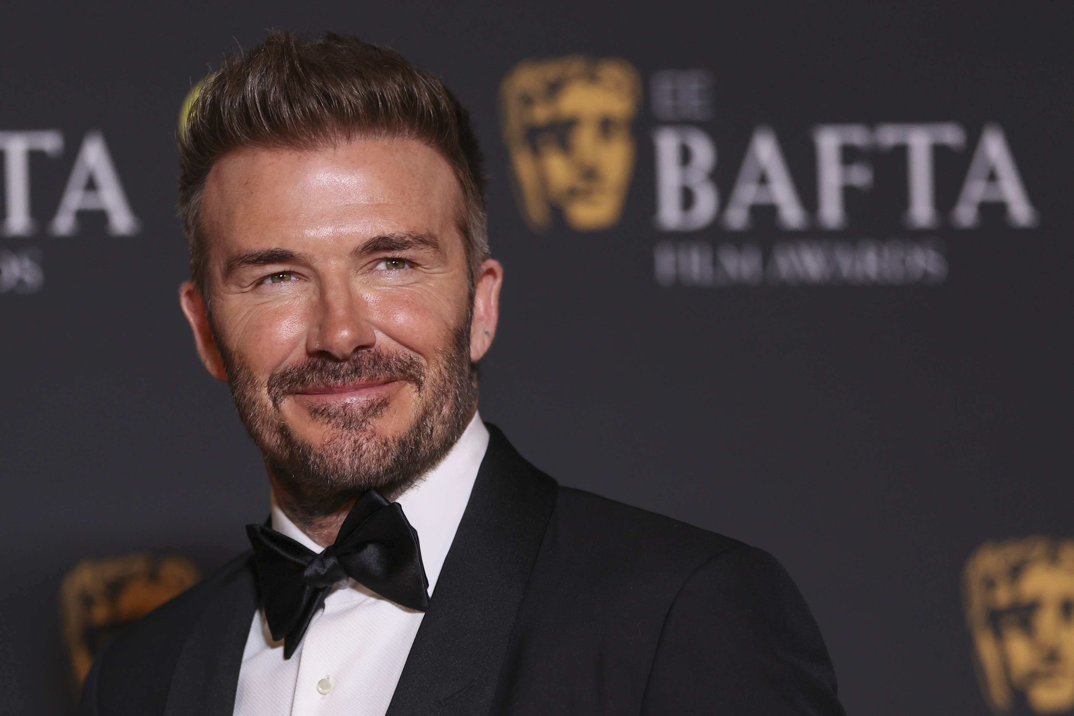 Στο κόκκινο χαλί των Bafta νικητής το… ροδακινί-7