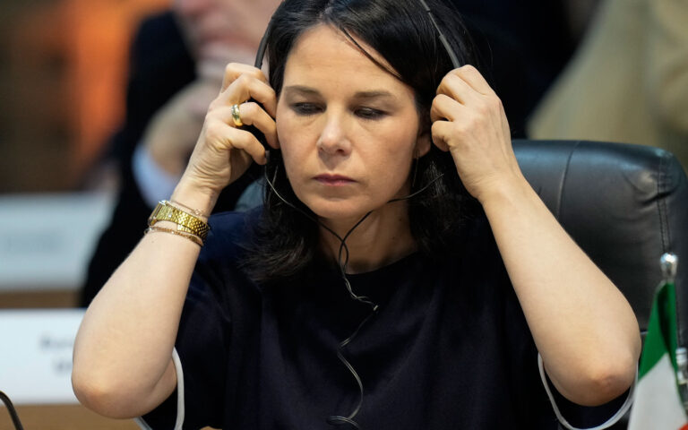 Ουκρανία: Η Μπέρμποκ διέκοψε επίσκεψή της στο Μικολάιφ – Την παρακολουθούσε ρωσικό drone