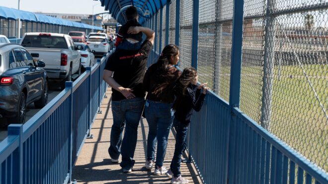 ηπα-μπάιντεν-και-τραμπ-στα-σύνορα-με-το-562904338