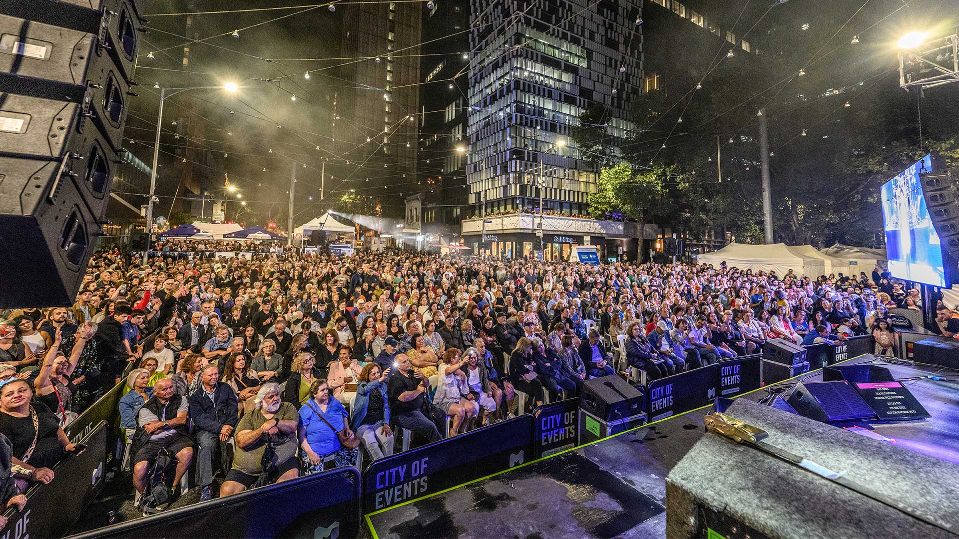 Σούβλες, συρτάκι, υπερηφάνεια: 48 ώρες στο μεγαλύτερο ελληνικό φεστιβάλ του κόσμου-3