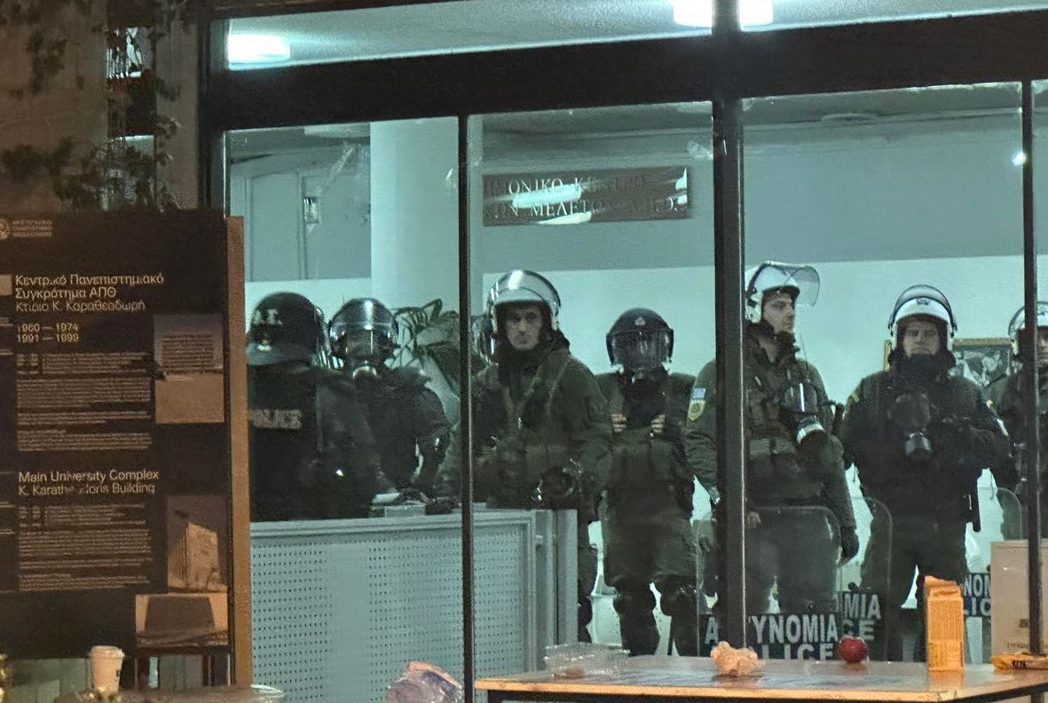 ΑΠΘ: Επιχείρηση των ΜΑΤ στο κτίριο της Πρυτανείας (vid)-4