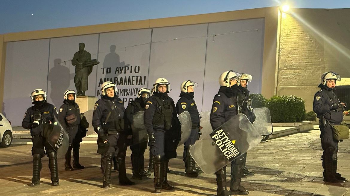ΑΠΘ: Επιχείρηση των ΜΑΤ στο κτίριο της Πρυτανείας (vid)-5