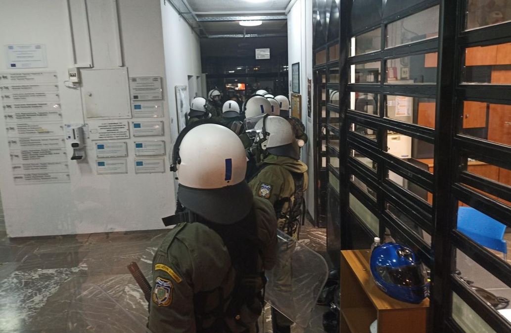 ΑΠΘ: Επιχείρηση των ΜΑΤ στο κτίριο της Πρυτανείας (vid)-8