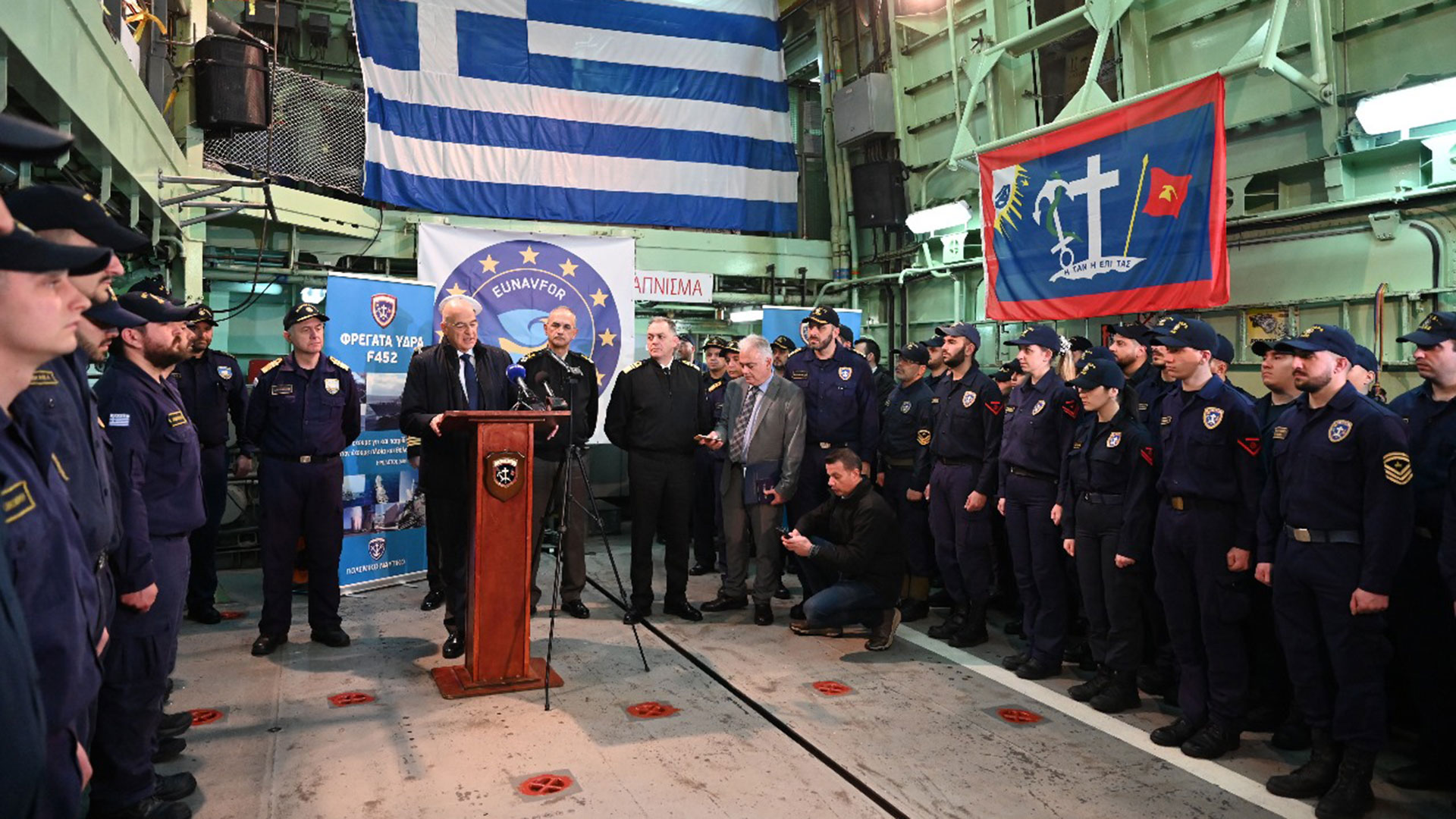 Επιχείρηση «Ασπίδες»: Απέπλευσε η φρεγάτα «Υδρα» από τη Σαλαμίνα-1