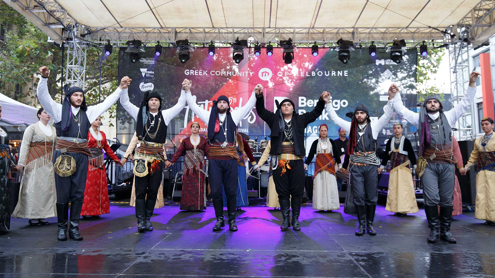 Σούβλες, συρτάκι, υπερηφάνεια: 48 ώρες στο μεγαλύτερο ελληνικό φεστιβάλ του κόσμου-1