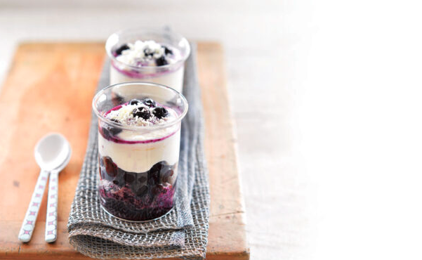 γρήγορο-και-light-τσίζκεϊκ-σε-ποτήρι-με-φρο-562883644