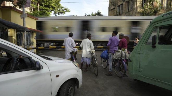 ινδία-εμπορική-αμαξοστοιχία-με-53-βαγόν-562902553