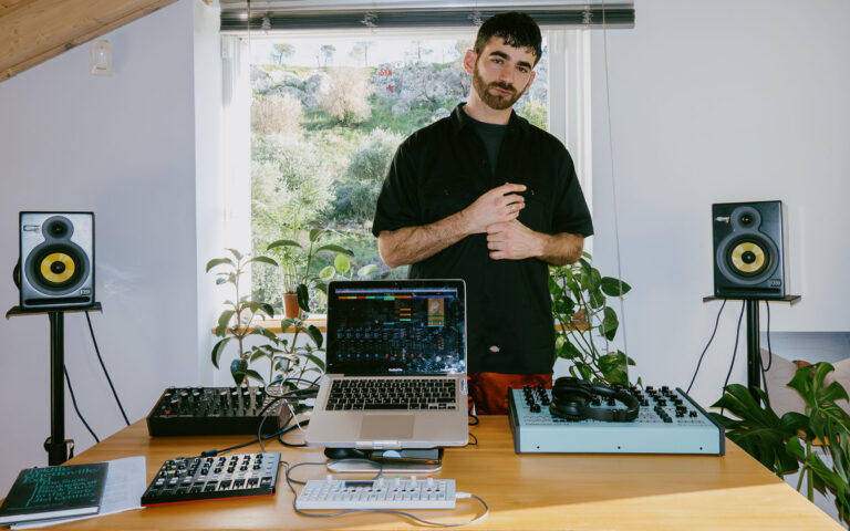 Τζεφ Βάγγερ, πώς ακούγεται η μέινστριμ μουσική όταν πέφτει από τις σκάλες;