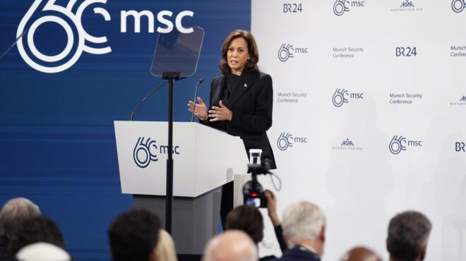 η-κάμαλα-χάρις-προσπάθησε-να-καθησυχά-562887886