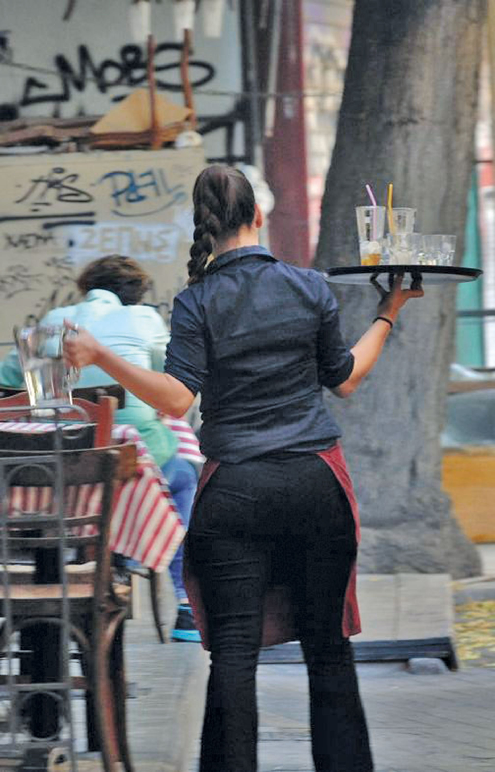 Έκρυβαν εργαζομένους σε ψυγεία και φέρετρα-1