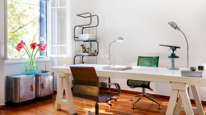 ενα-σπίτι-γεμάτο-καλλιτεχνικές-πινελ-562895167