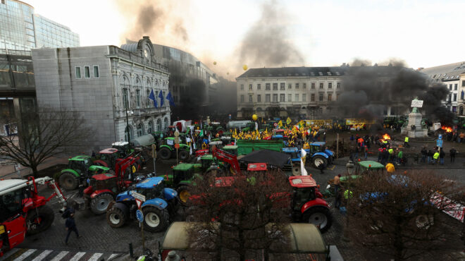 σε-κλοιό-τρακτέρ-η-έδρα-της-ε-ε-στις-βρυ-562860484