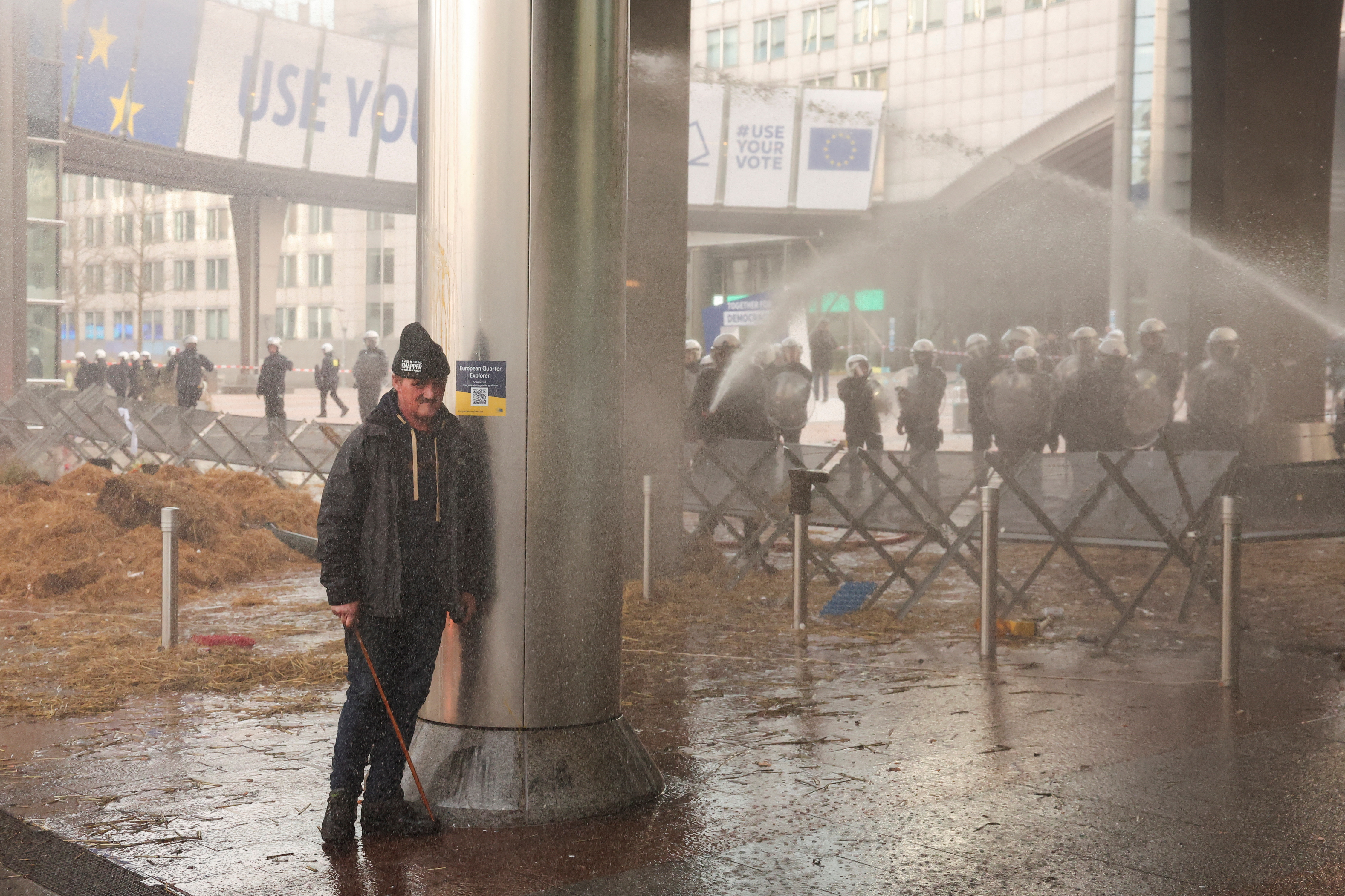 Σε κλοιό τρακτέρ η έδρα της Ε.Ε. στις Βρυξέλλες-13