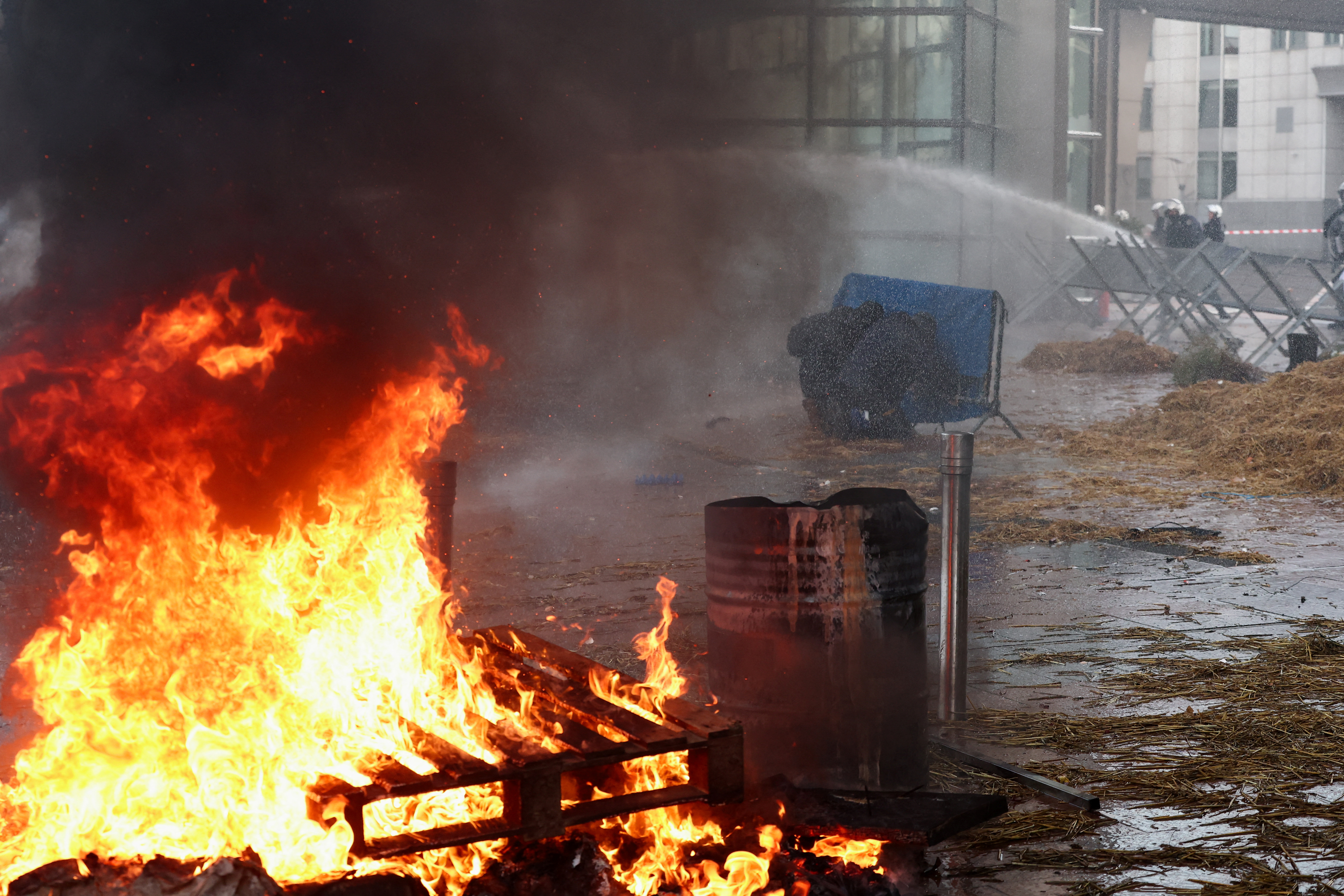 Σε κλοιό τρακτέρ η έδρα της Ε.Ε. στις Βρυξέλλες-3