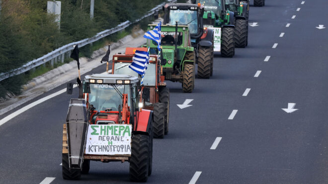 ρομπότ-και-τρακτέρ-με-ραντάρ-στα-χωράφ-562904557