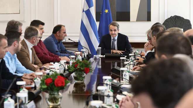 στο-μαξίμου-η-15μελής-αντιπροσωπεία-των-562880953