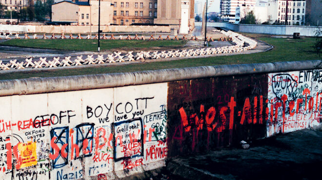 πόθος-και-πάθος-πίσω-από-το-τείχος-562899121