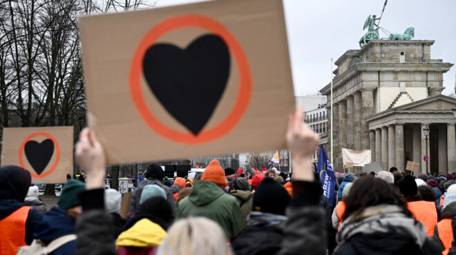 συνεχίζονται-οι-μεγάλες-διαδηλώσεις-562865686