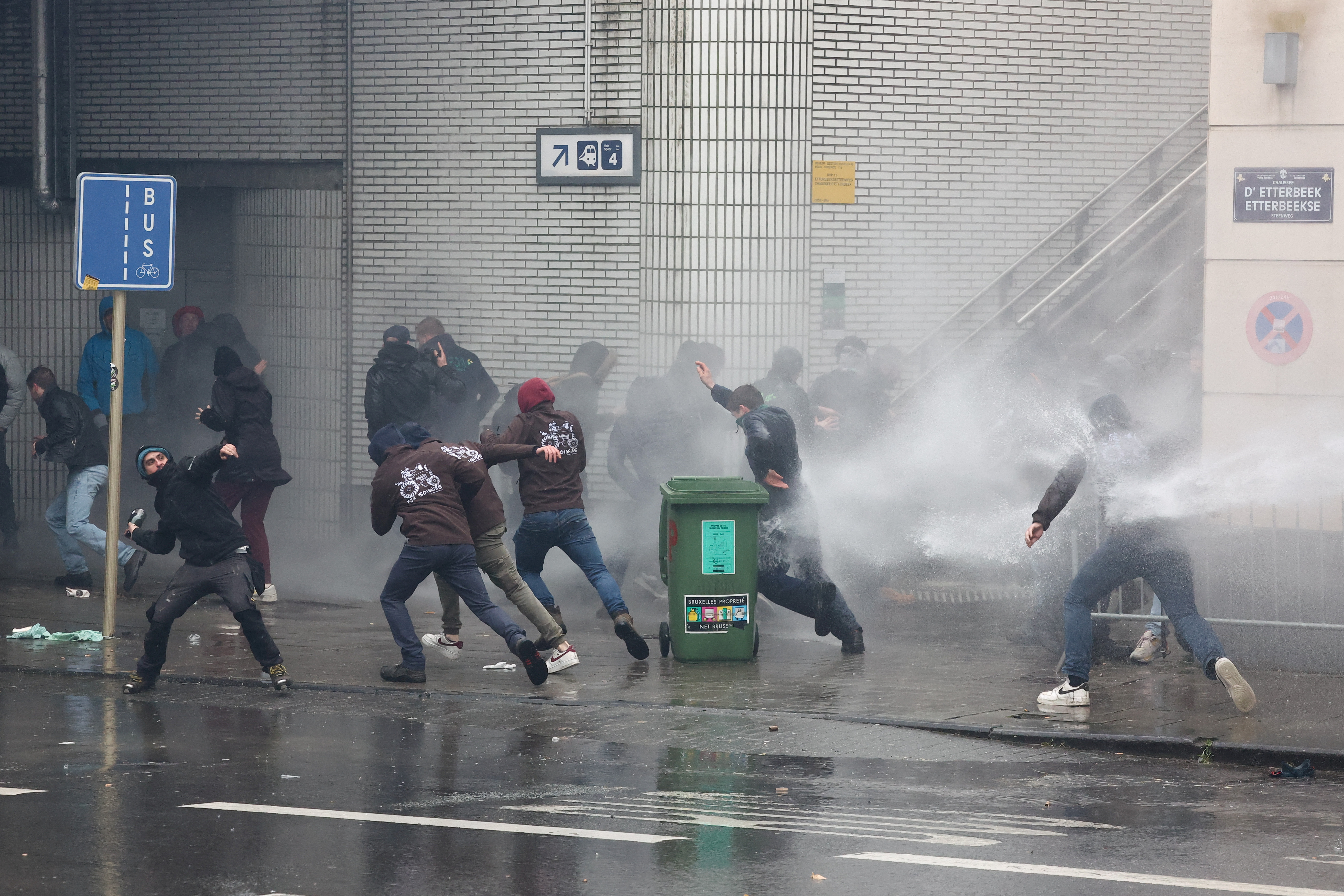 Οργή αγροτών: Πεδίο μάχης οι δρόμοι των Βρυξελλών-3